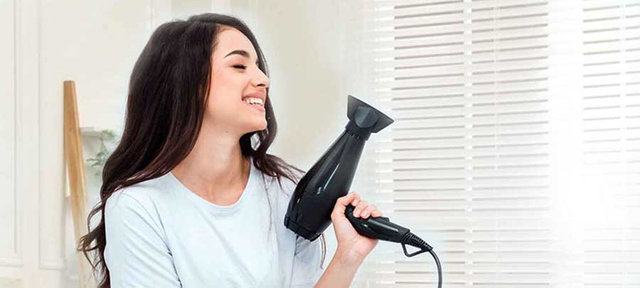 مهم‌ترین عوارض سشوار کشیدن برای مو چیست؟